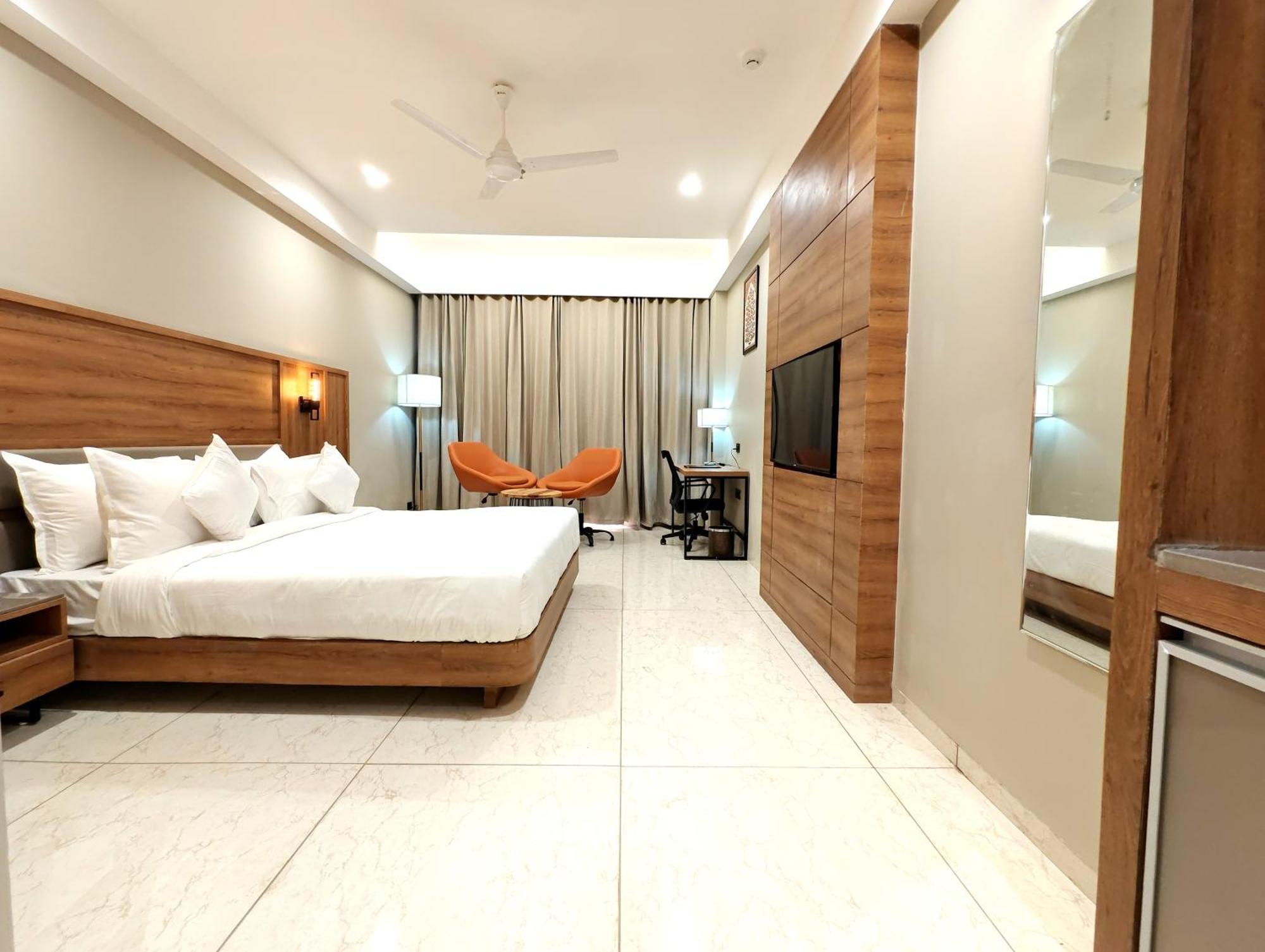 The Sky Imperial Hotel Kailash Jamnagar Bagian luar foto