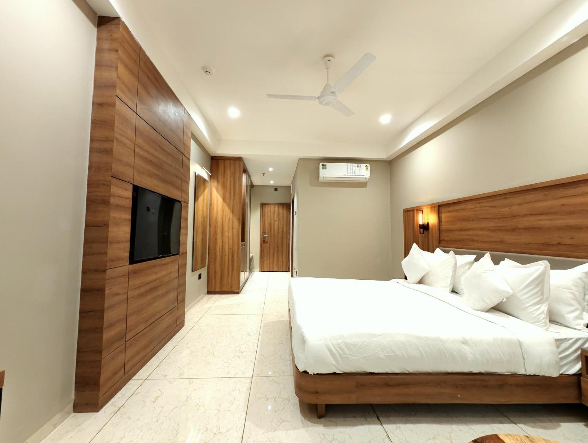 The Sky Imperial Hotel Kailash Jamnagar Bagian luar foto