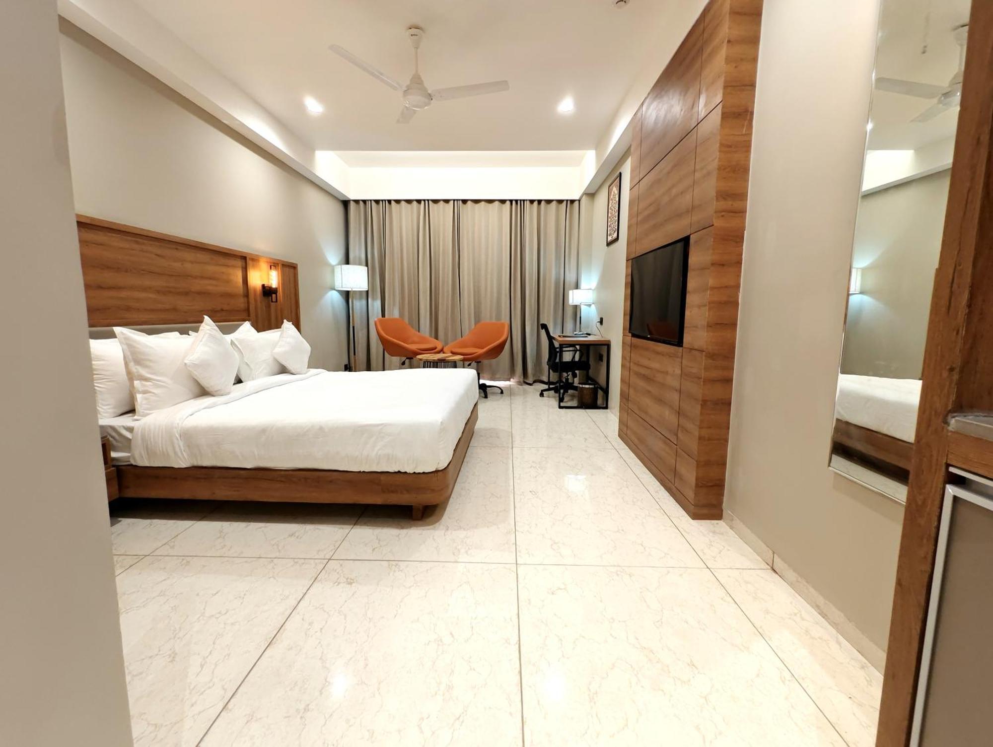 The Sky Imperial Hotel Kailash Jamnagar Bagian luar foto