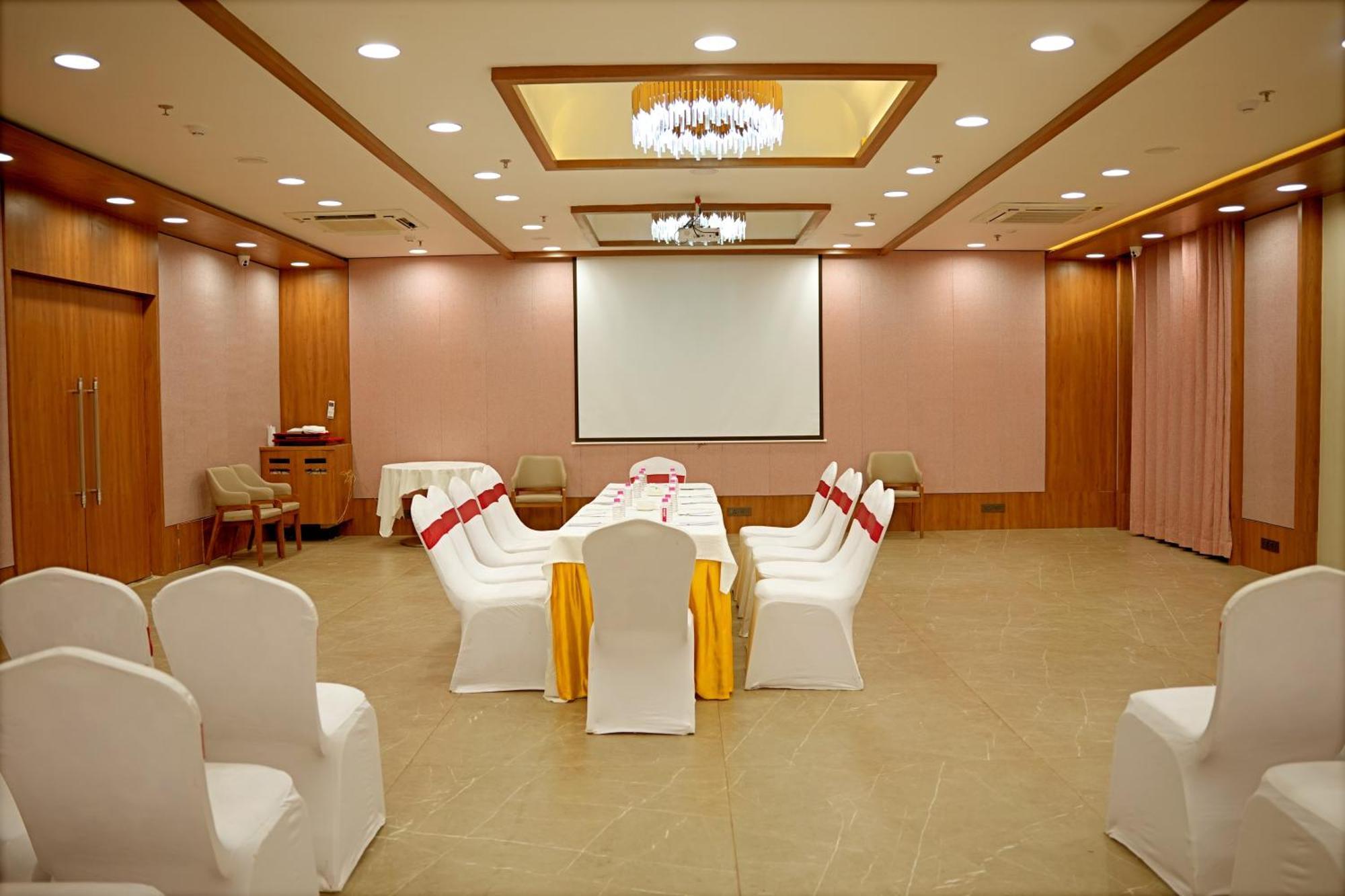 The Sky Imperial Hotel Kailash Jamnagar Bagian luar foto